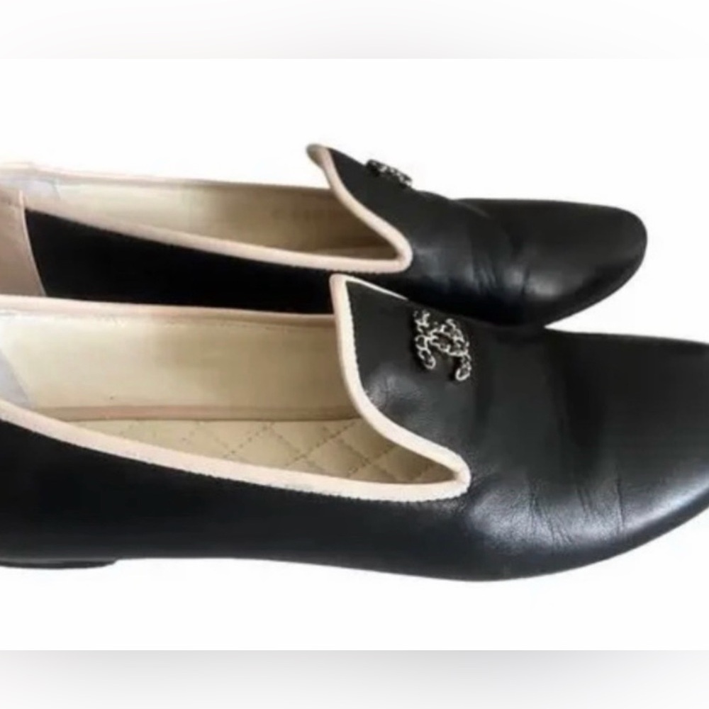 Chanel Black and Cream Loafers with logo - Picture 2 of 16
